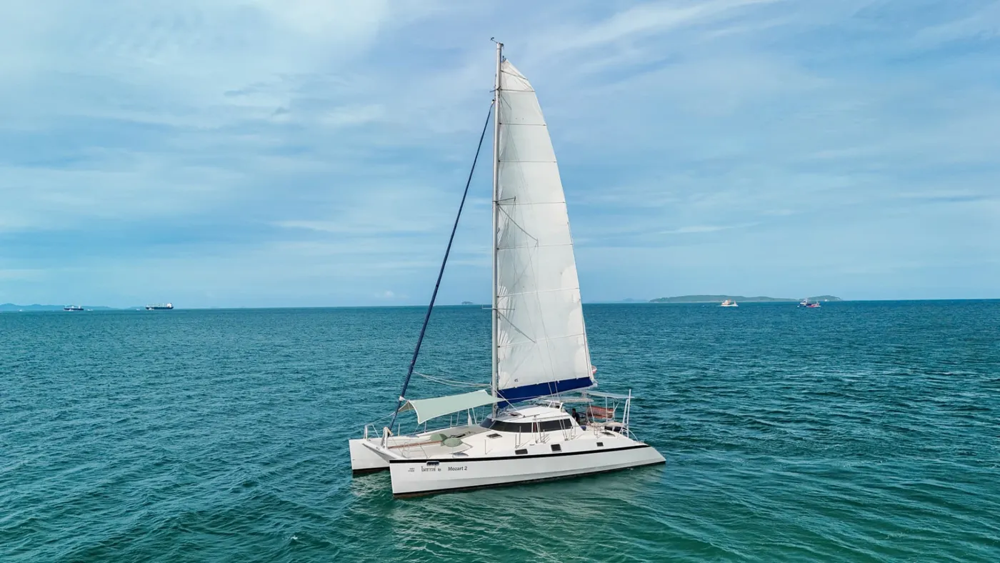 Mumby Sailing Catamaran 48ft exterior photo